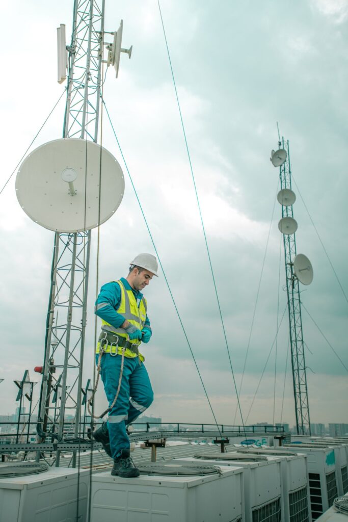 Technicien sur un site d’antennes